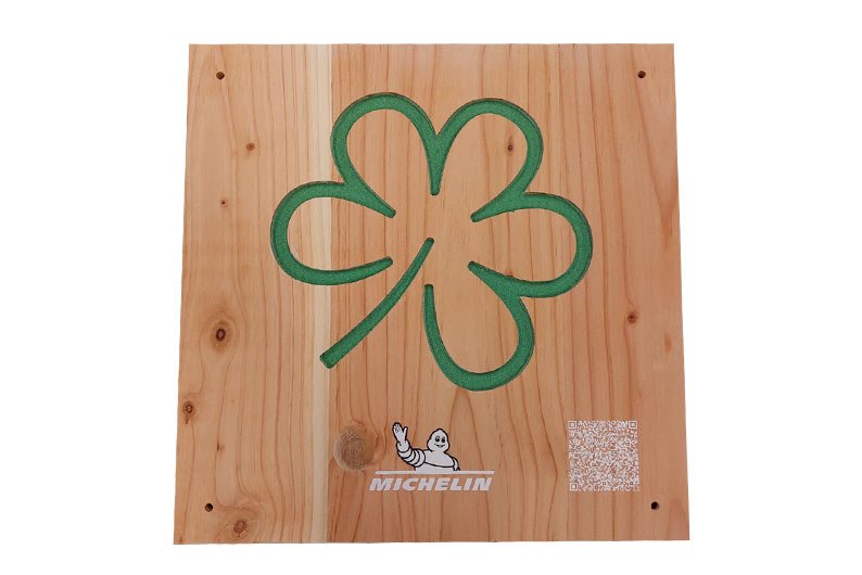 plaque en bois avec gravure mécanique
